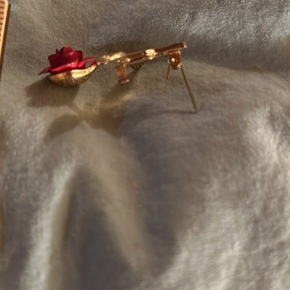 Red Rose Flower Gold Tone Metal Brooch Pin VINTAGE UNIQUE RARE - Picture 4 of 4